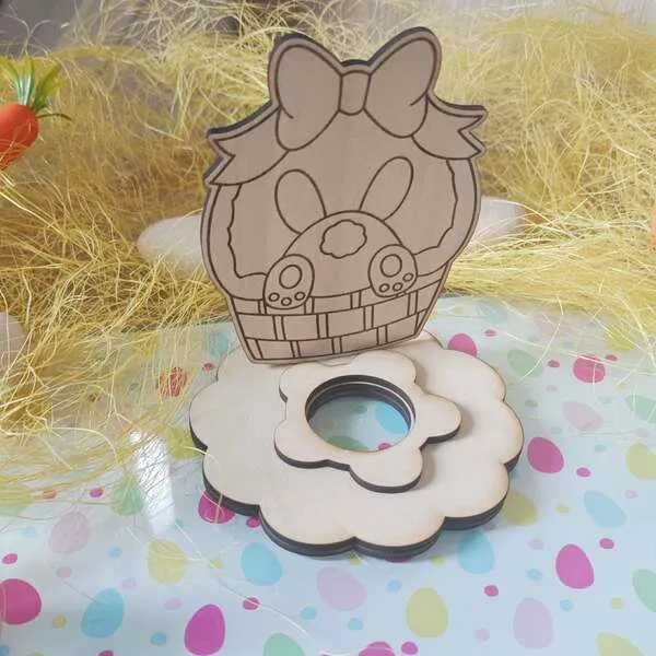 Présentoir en bois gravé représentant un lapin dans un panier avec base en forme de fleur et emplacement circulaire pour œuf de Pâques