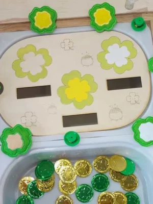 Insert de tri fleurs en bois avec formes en feutrine thème Saint Patrick activité enfant.