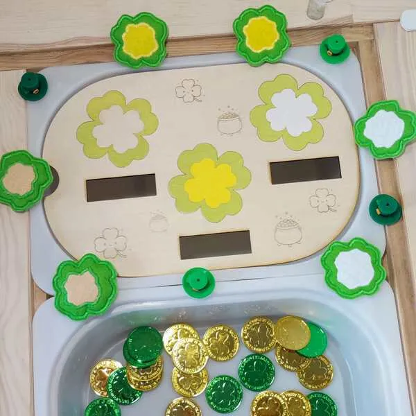 Insert de tri fleurs en bois avec formes en feutrine thème Saint Patrick activité enfant.