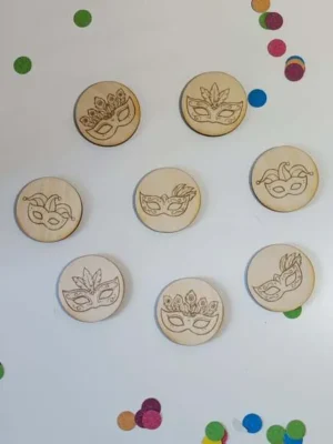 Jetons ronds en bois gravés avec masques de carnaval pour activité d’association enfant