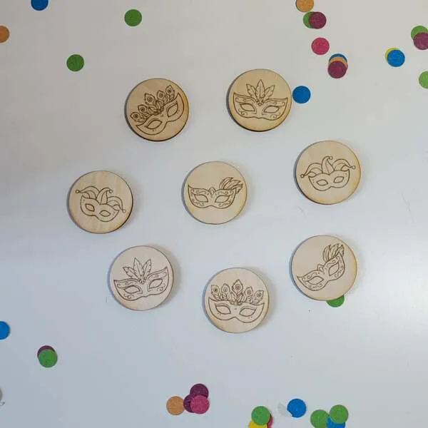 Jetons ronds en bois gravés avec masques de carnaval pour activité d’association enfant