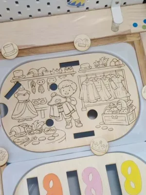 Plateau d’activité en bois gravé sur le thème du carnaval avec scène de déguisements et accessoires