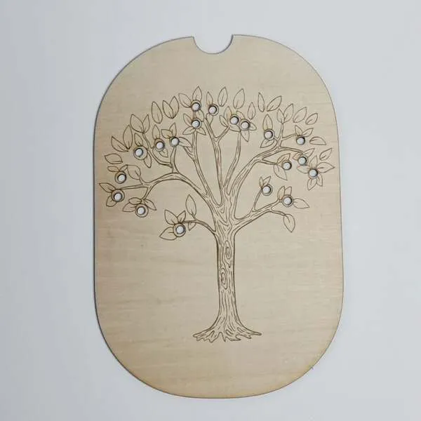 Plateau de motricité fine en bois avec arbre gravé et emplacements pour billes