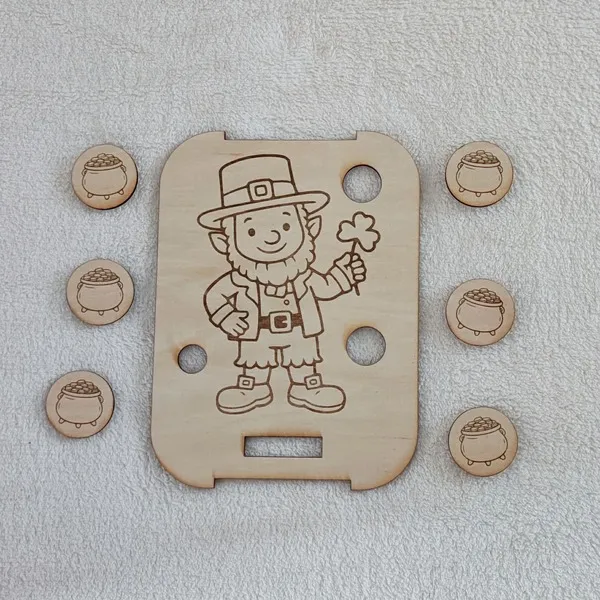 Insert en bois lutin Saint Patrick avec jetons chaudron pour activité de motricité fine.