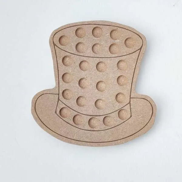 Plateau de motricité fine en bois en forme de chapeau avec emplacements creusés, thème carnaval