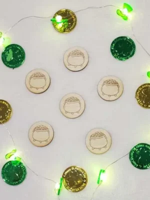 Jetons en bois gravés chaudron d’or pour activité sensorielle thème Saint Patrick.
