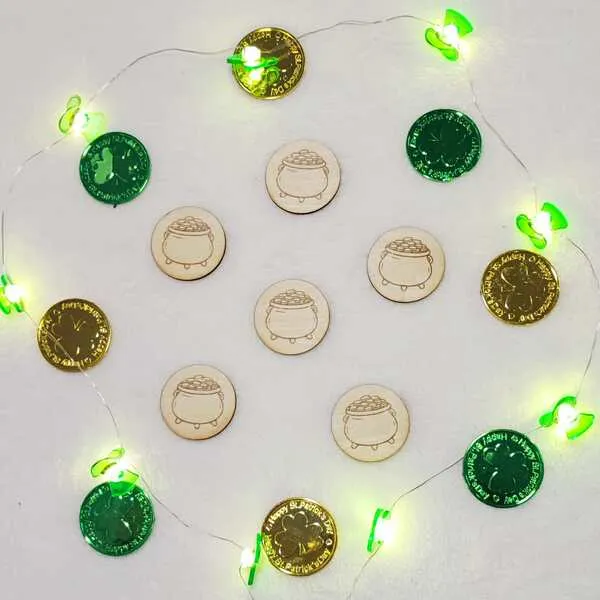 Jetons en bois gravés chaudron d’or pour activité sensorielle thème Saint Patrick.