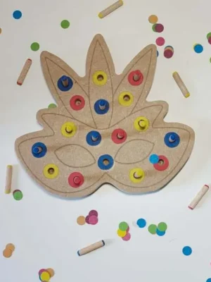 Plateau de motricité fine en bois en forme de masque carnaval avec pions colorés à enfiler