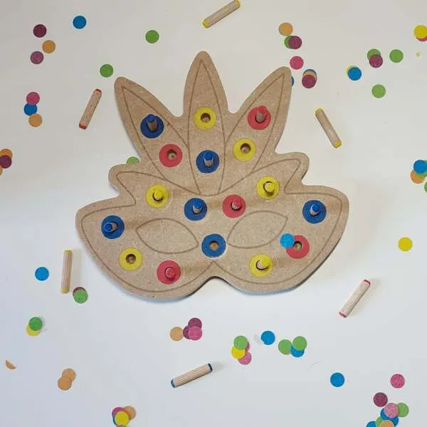 Plateau de motricité fine en bois en forme de masque carnaval avec pions colorés à enfiler