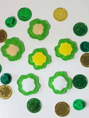 Fleurs en feutrine vertes blanches et jaunes pour activité sensorielle thème Saint Patrick.