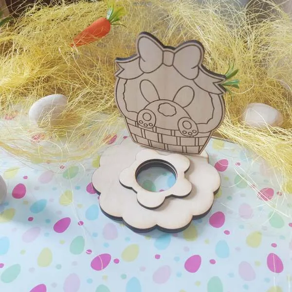 Support en bois gravé représentant un lapin dans un panier, base fleur avec emplacement pour œuf de Pâques