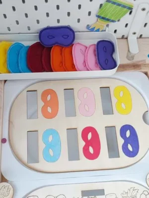 Plateau éducatif en bois avec chiffres colorés et masques de carnaval en feutrine pour activité enfant
