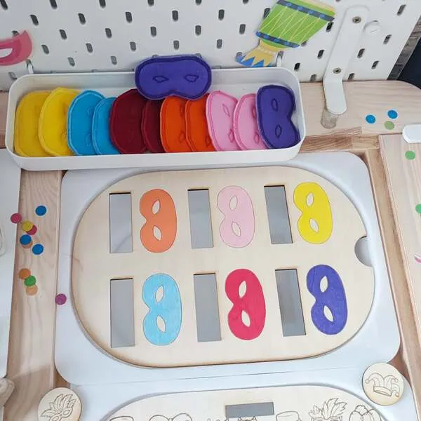 Plateau éducatif en bois avec chiffres colorés et masques de carnaval en feutrine pour activité enfant