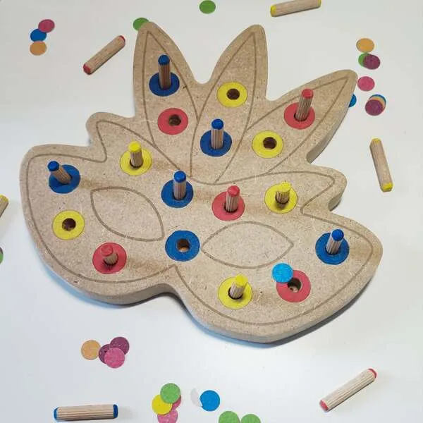 Plateau de motricité fine en bois en forme de masque carnaval avec chevilles et pastilles colorées