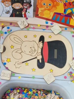 Plateau d’activité en bois thème magie avec lapin magicien pour motricité fine et jeu sensoriel enfant