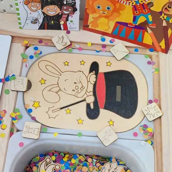 Plateau d’activité en bois thème magie avec lapin magicien pour motricité fine et jeu sensoriel enfant
