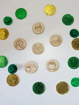 Jetons en bois gravés thème Saint Patrick trèfle lutin chaudron activité éducative enfant.