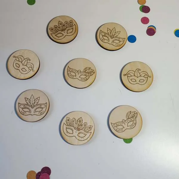 Jetons ronds en bois naturel gravés avec différents masques de carnaval pour jeux éducatifs enfants