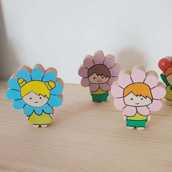 Figurines enfants fleurs en bois colorées pour mini monde et jeu d’imagination.