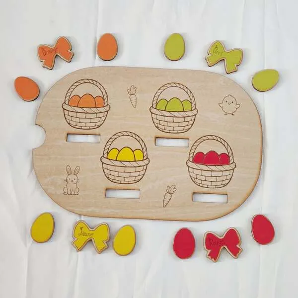 Insert en bois tri des couleurs œufs de Pâques avec paniers et jetons colorés.