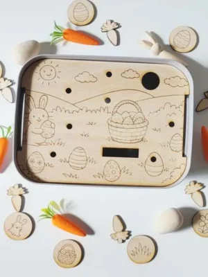 Insert éducatif en bois thème Pâques avec lapin, œufs et jetons pour activité de motricité fine.