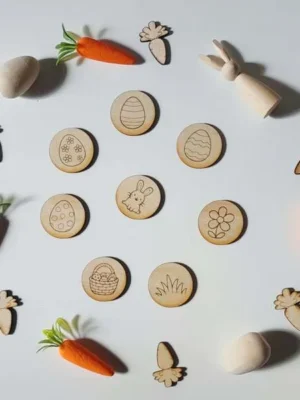 Jetons en bois gravés thème Pâques avec motifs lapin, œufs, panier et fleurs.