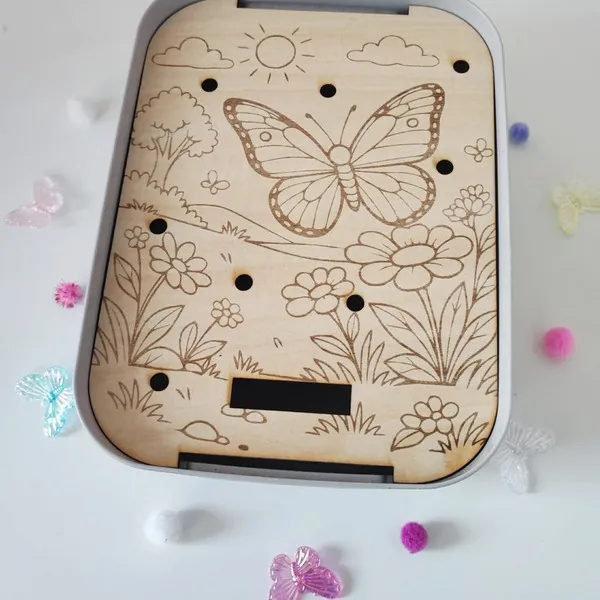 Plateau pic papillon en bois gravé avec fleurs et paysage nature pour activité de motricité fine.