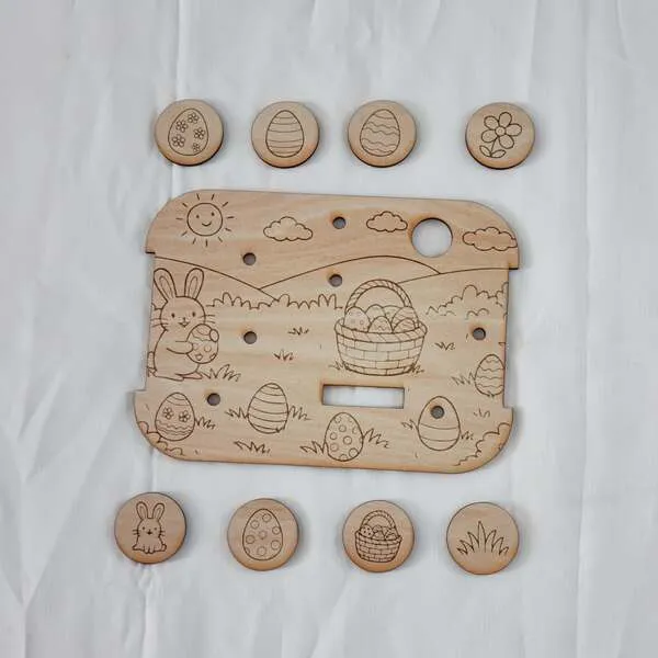 Insert en bois thème Pâques avec jetons gravés représentant œufs, lapin et panier.