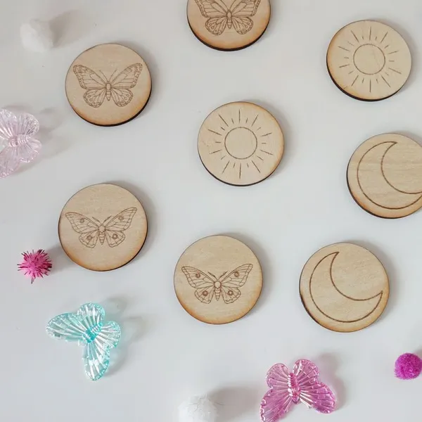 Jetons bois gravés papillon soleil et lune pour activité sensorielle enfant.