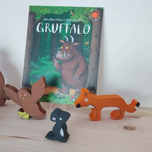 Figurines en bois hibou, renard et souris devant le livre du Gruffalo.
