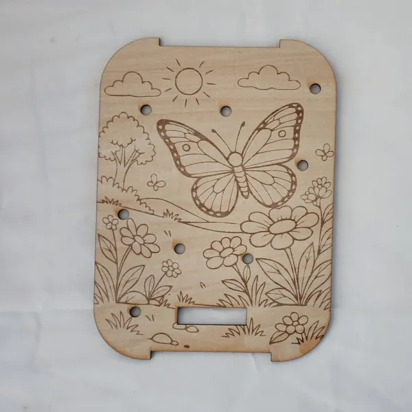 Plateau pic papillon en bois gravé avec fleurs et paysage printanier pour activité de motricité fine enfant.