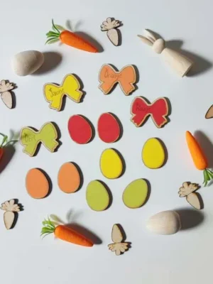 Jetons en bois œufs de Pâques colorés avec repères des couleurs pour jeu éducatif enfant.