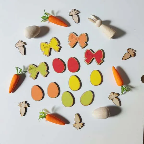 Jetons en bois œufs de Pâques colorés avec repères des couleurs pour jeu éducatif enfant.