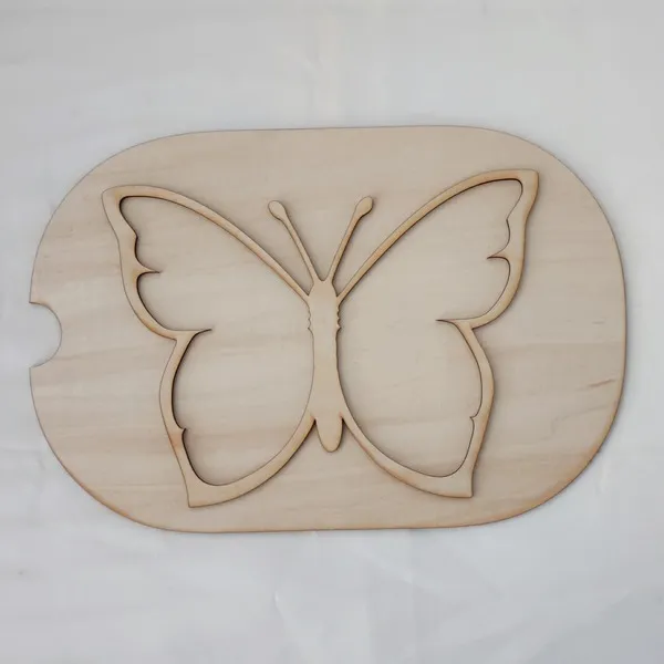 Insert papillon en bois pour table sensorielle enfant – support d’activité à remplir.