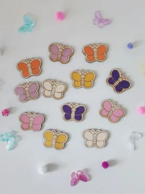 Jetons papillons colorés en bois pour activité de tri des couleurs enfant.