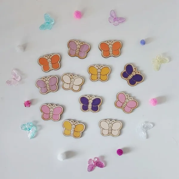 Jetons papillons colorés en bois pour activité de tri des couleurs enfant.