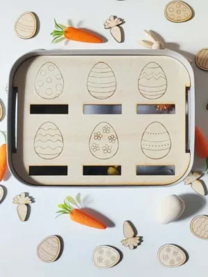 Insert en bois Trofast thème Pâques pour jeu de tri avec œufs décorés.