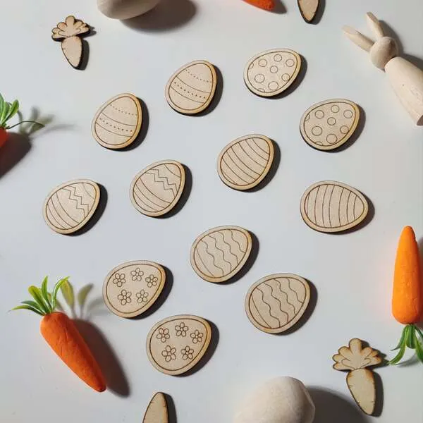 Jetons en bois en forme d’œufs décorés pour activité éducative thème Pâques.