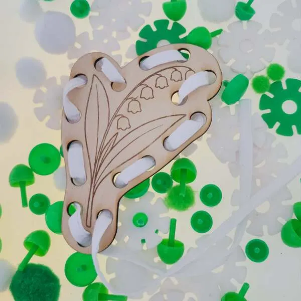 Détail carte à lacer muguet bois enfant activité laçage motricité fine Montessori