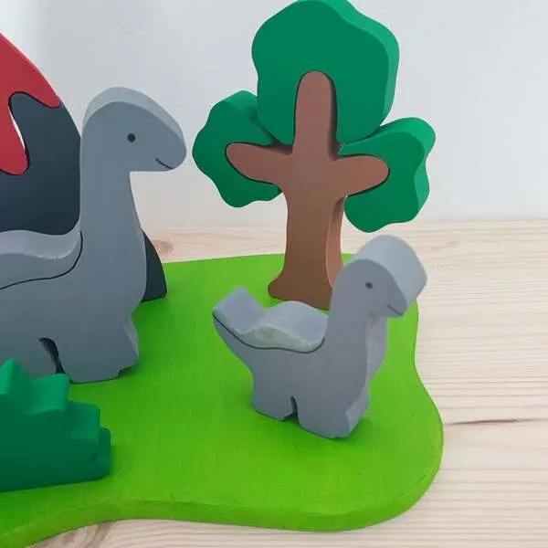 Mini monde dinosaures en bois avec bébé dinosaure, arbre et décor nature.