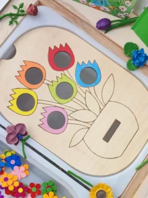 Plateau en bois bouquet de fleurs avec emplacements colorés pour activité de tri.