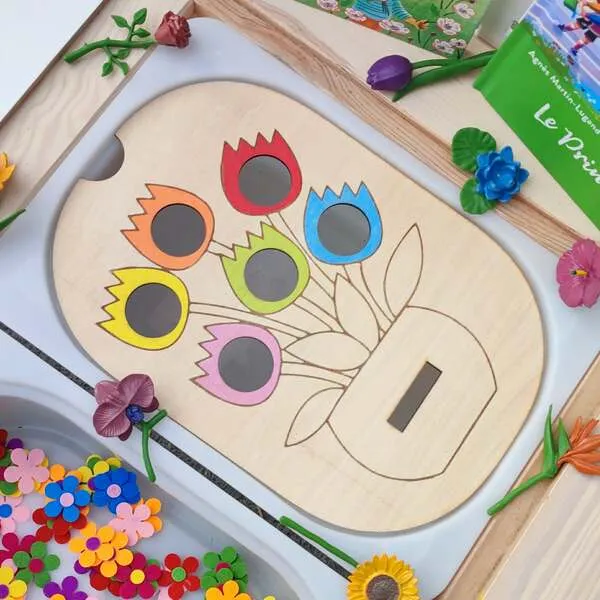 Plateau en bois bouquet de fleurs avec emplacements colorés pour activité de tri.