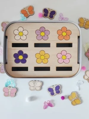 Insert tri des couleurs fleurs et papillons en bois pour table sensorielle enfant.
