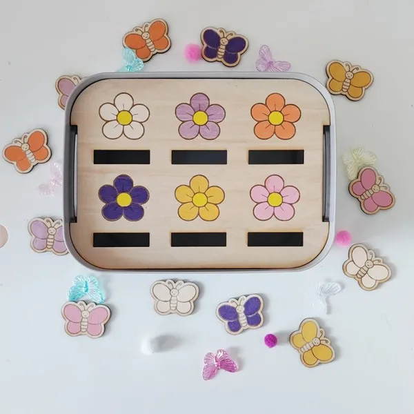Insert tri des couleurs fleurs et papillons en bois pour table sensorielle enfant.