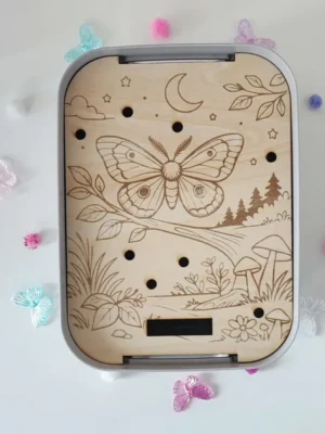Plateau pic papillon de nuit en bois gravé avec paysage forêt et ciel étoilé pour activité de motricité fine enfant.