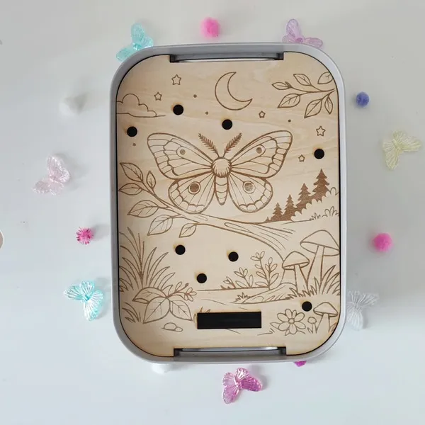 Plateau pic papillon de nuit en bois gravé avec paysage forêt et ciel étoilé pour activité de motricité fine enfant.