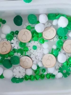 Bac sensoriel muguet enfant avec jetons bois pompons activité sensorielle
