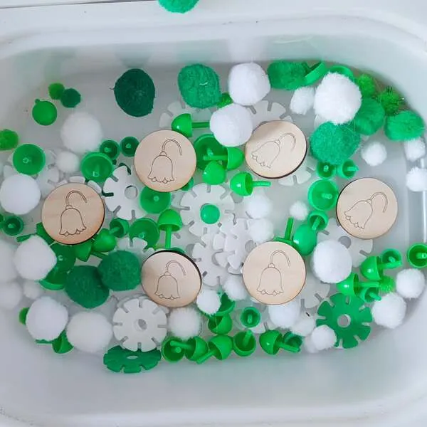 Bac sensoriel muguet enfant avec jetons bois pompons activité sensorielle