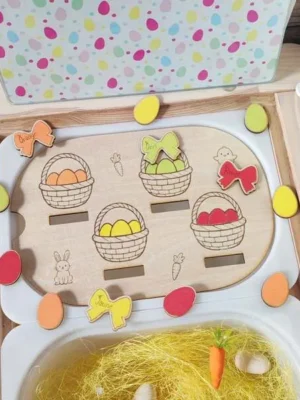 Insert en bois tri des couleurs thème Pâques avec paniers d’œufs et jetons colorés.
