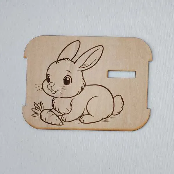 Insert en bois gravé lapin avec carotte pour table sensorielle.